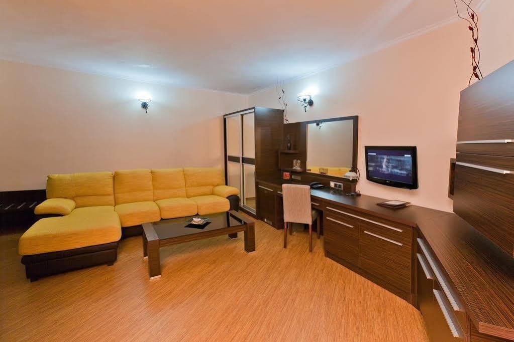 Family Hotel Hebar Batak Exterior photo